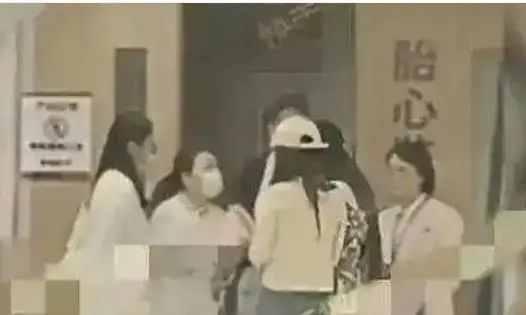 九游会J9官方网站叶珂被曝顺遂产女黄晓明全程陪护小海绵胜利晋级当哥哥(图2)