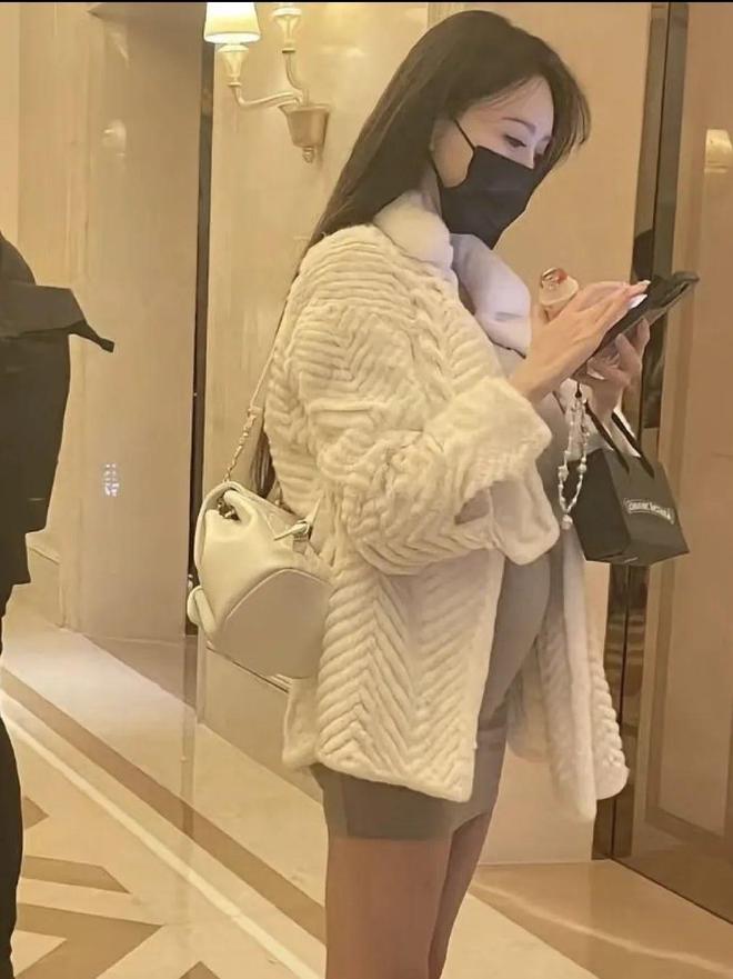 九游会J9官方网站叶珂被曝顺遂产女黄晓明全程陪护小海绵胜利晋级当哥哥(图3)