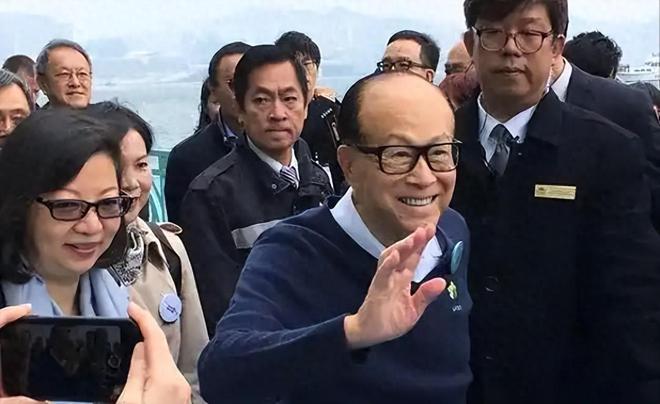 九游会真人游戏第一品李嘉诚骑电三轮旅游灵隐寺女保镳全程贴身陪护95岁超重视摄生(图1)